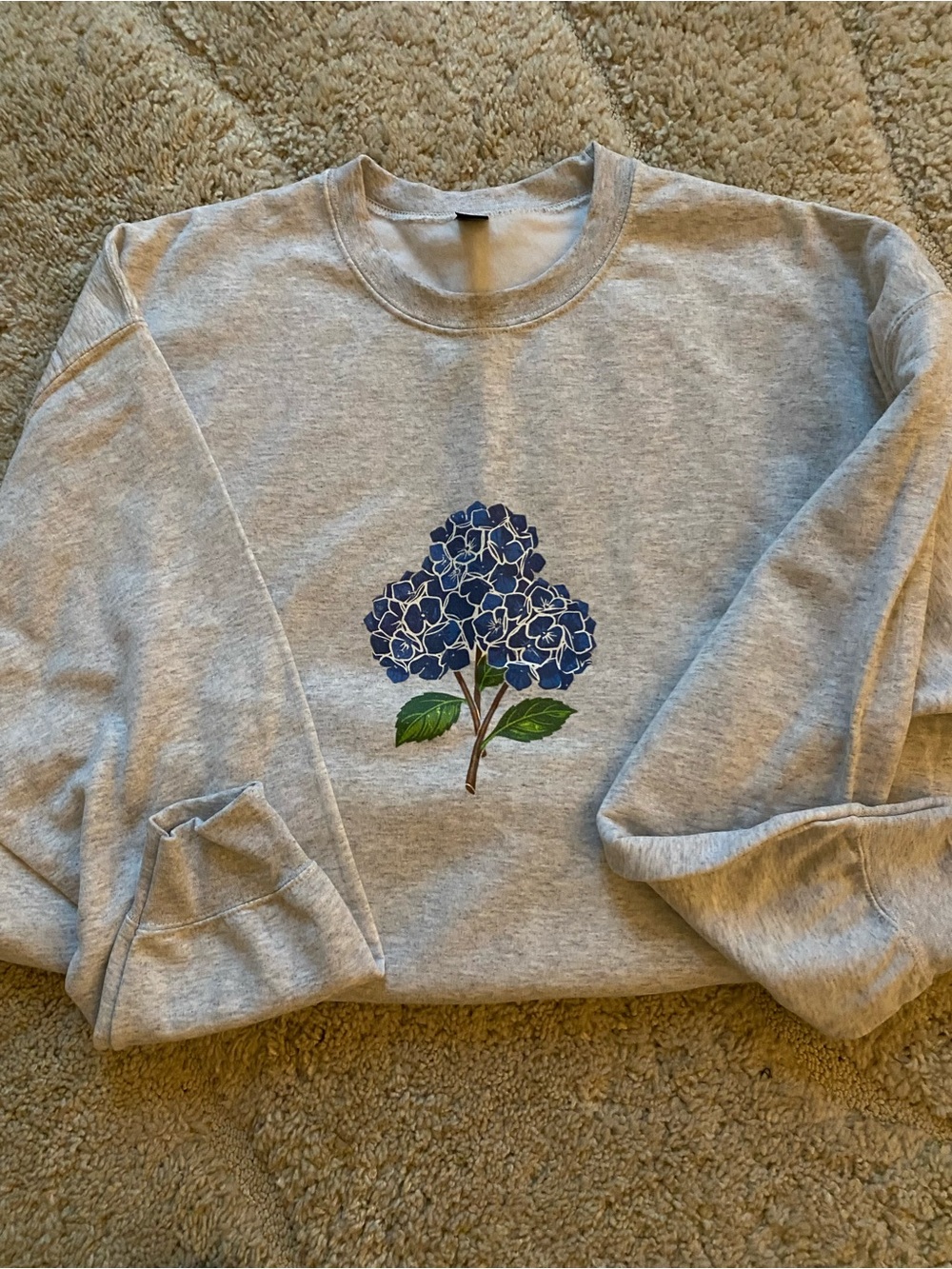 Crewneck Sweatshirt with hydrangeas